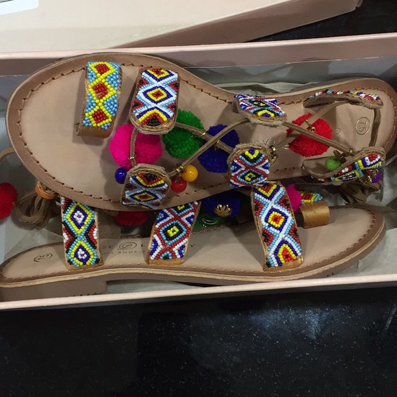 1 left! CHINESE LAUNDRY LEG-TIE POM LEATHER SANDAL - Picture 3 of 3